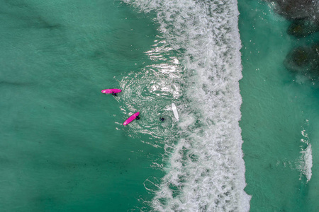 冲浪者在热带海洋等待波。用无人机制作的鸟瞰图