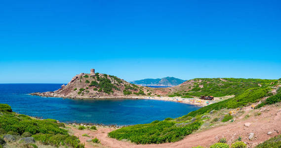 Porticciolo 撒丁岛海滩的景观, 与古塔在海岸上, 在夏季