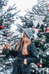美丽的俄罗斯女孩在云天在冬天风格的衣服, 走在特维尔卡亚广场在圣诞节时间
