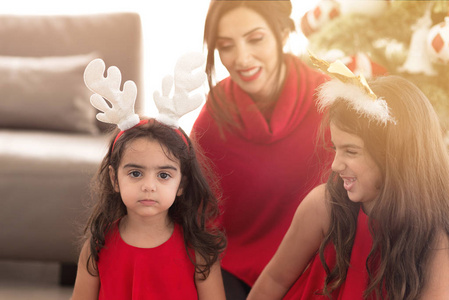 圣诞节和新年主题母亲和女儿在家里有乐趣在小女孩特写笑好玩模糊