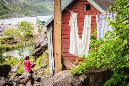 旅游女人前往 Helleren 房子在 Jossingfjord 沿公路 44 Egersund 和 Flekkefjord，S