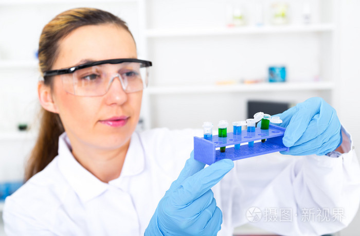 在实验室测试液体样品的化学家女人