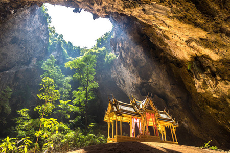 皇家亭在湄南河洞, 国家公园考山塔, 泰国在夏天的一天