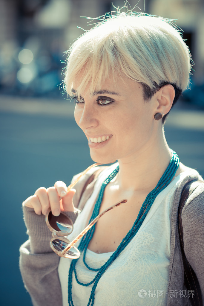 金发碧眼的短发时髦女人