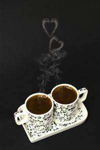 土耳其在黑色背景上两杯咖啡图片