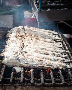 新鲜美味的烤鱼 罗非鱼 尼罗河鱼用盐。dar