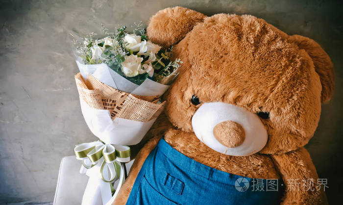 泰迪熊和玫瑰兰花花束