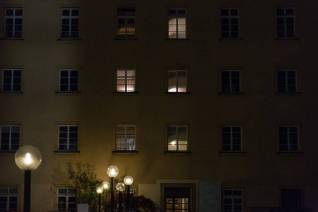 在德国南部靠近斯图加特镇的10月夜晚, 现代和历史悠久的门面和窗户与灯和灯
