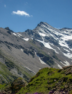 奥地利阿尔卑斯的全景从大格洛克纳山高高山路与冰川山瀑布和草甸