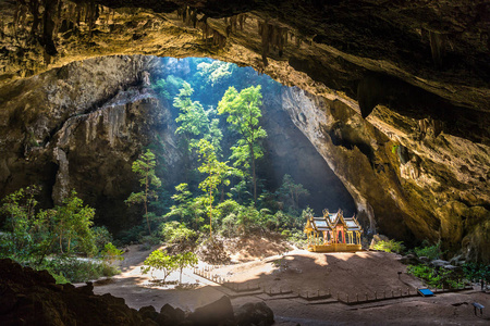 皇家亭在湄南河洞, 国家公园考山塔, 泰国在夏天的一天