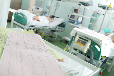 对背景作为重症监护患者的心电图特写照片