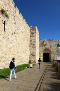 古老堡垒古石墙遗址