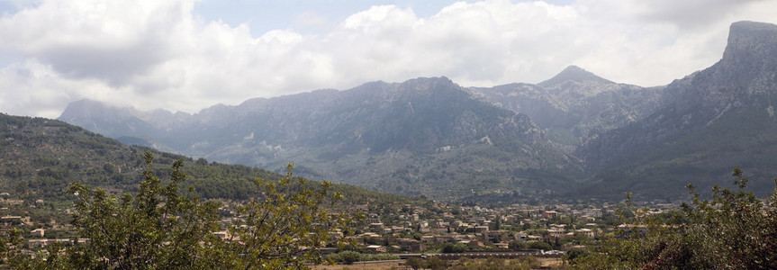 Soller 镇的全景视图