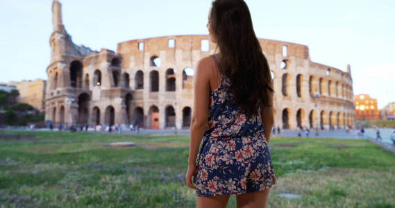 美丽的纤细千禧年穿着花卉图案在罗马意大利