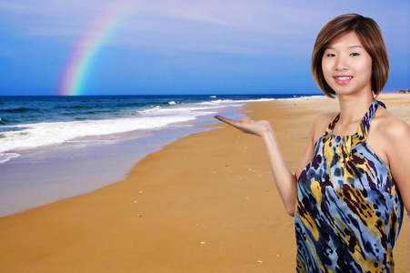 亚洲女人在沙滩上