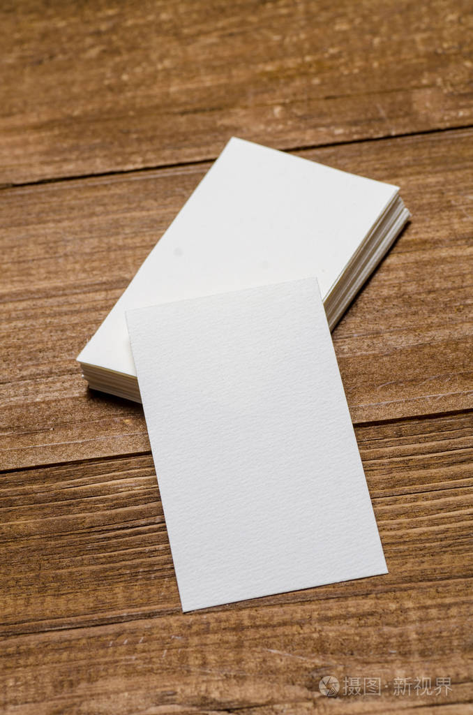 木制背景上的白色空白名片