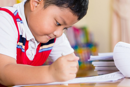 男孩认真站岗图片