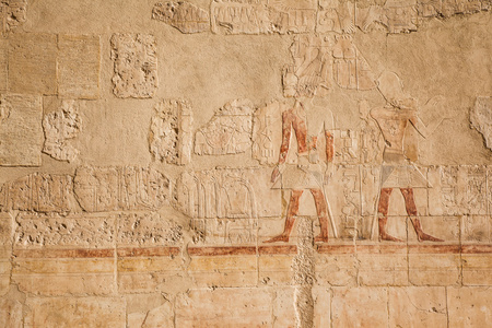在石头上的老埃及象形文字。