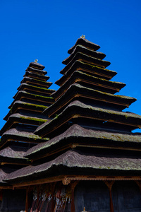 普拉 Besakih 寺, 巴厘岛, 印尼的屋顶上明亮的蓝天背景。传统的巴厘岛建筑。佛塔。巴厘岛主要寺庙普拉 Besakih 在