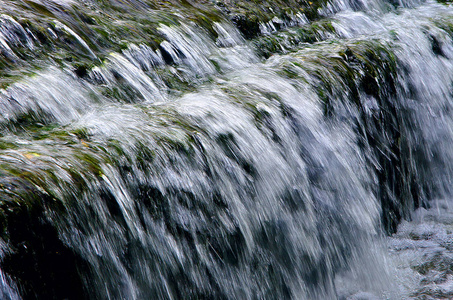 瀑布中的美丽的水