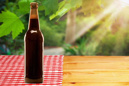 木桌背景啤酒瓶
