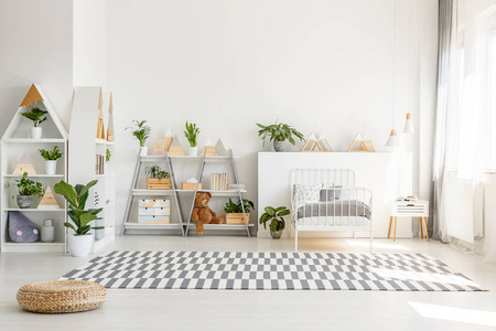 斯堪的纳维亚风格, 木制家具与植物和山装饰在一个阳光明媚, 单色儿童卧室内部与白色墙壁