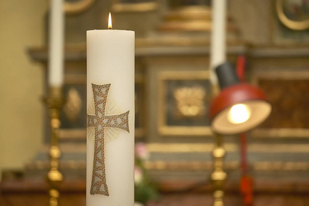 在洗礼仪式中, 在教堂的十字架上点燃复活节蜡烛的水平射击