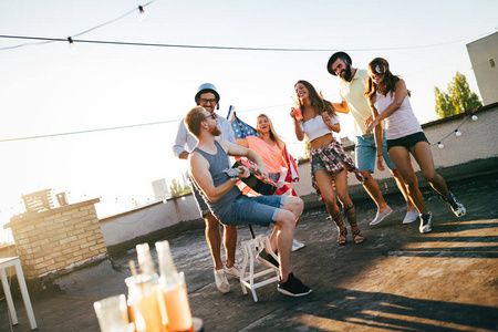 聚会场所群快乐年轻朋友聚会在屋顶上照片