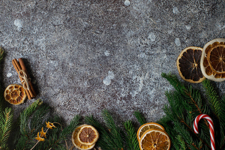 圣诞节或新年平躺, 干橙, 肉桂, 糖果和杉木树枝
