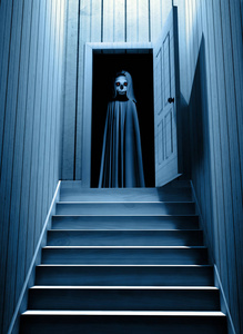幽灵般的死亡在帽状斗篷与发光的眼睛在打开的门台阶, 从黑暗的地下室