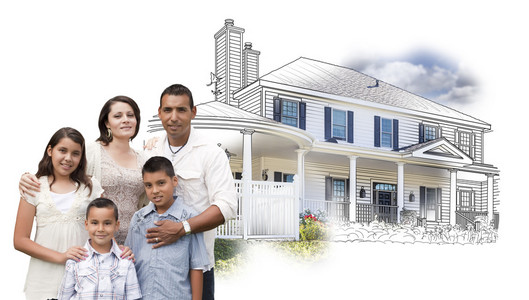 年轻的西班牙裔美国人家庭在房子图纸和照片上白