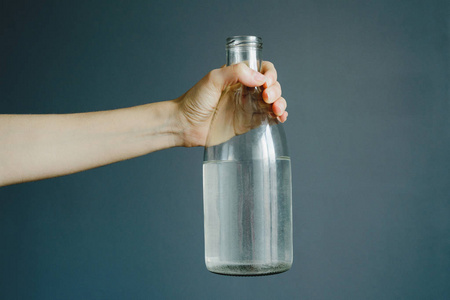 手拿罐子图片-手拿罐子素材-手拿罐子插画-摄图新视界