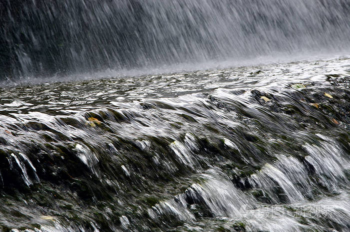 瀑布中的美丽的水