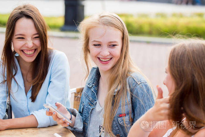 最好的朋友在公园里放松欢笑和欢乐情感幸福概念