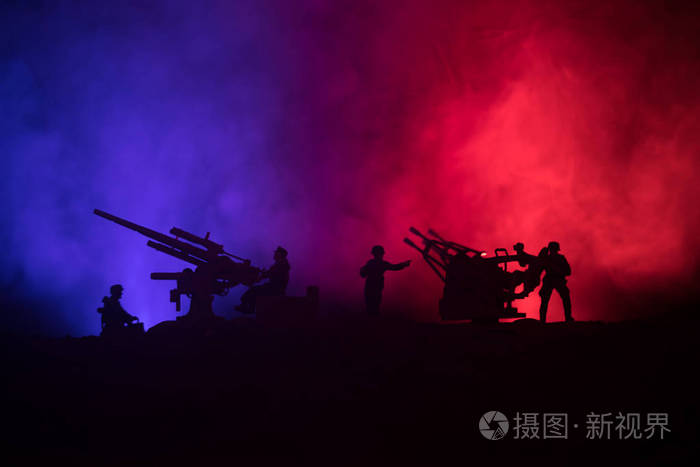 防空大炮和军事剪影战斗场面在战争雾天空背景下, 世界大战战士剪影在