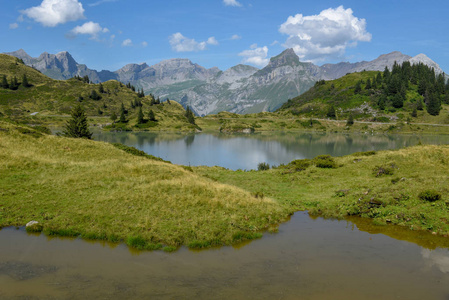 Truebsee 湖的山风景在恩格尔伯格在瑞士阿尔卑斯