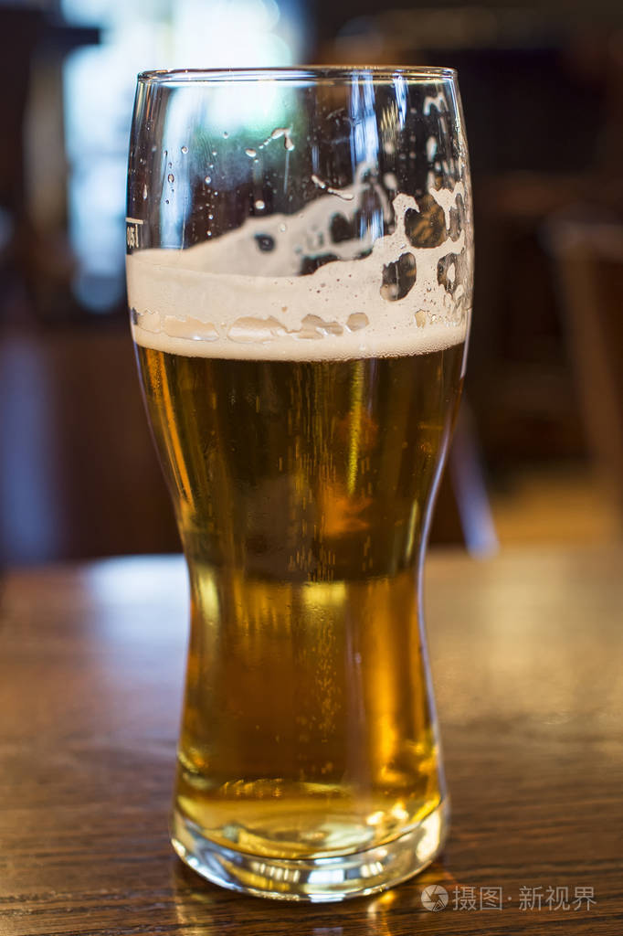 杯啤酒在一家酒吧的桌子上照片-正版商用图片0a441a-摄图新视界