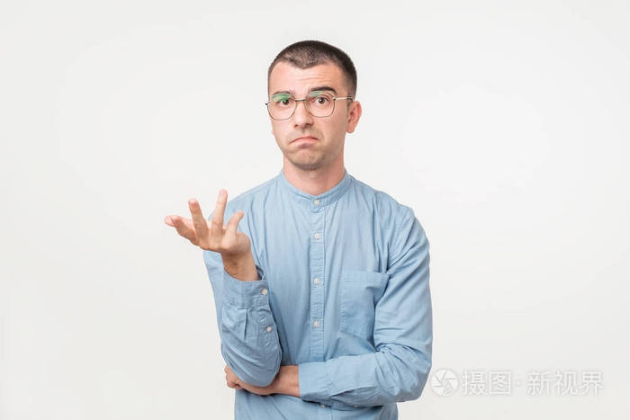 紧张的怀疑男性皱着眉头, 他的眉毛疑惑的样子要做出认真的决定.