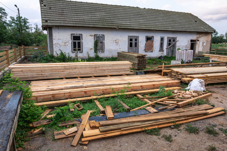 旧房子背景下的框架房屋建造用木制横梁