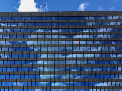 办公大楼窗户, 反射蓝天和云彩