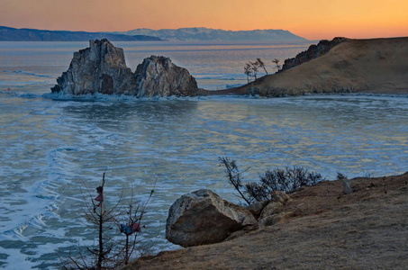 东西伯利亚贝加尔湖, 从小海的 olkhon 岛的沙岸照片