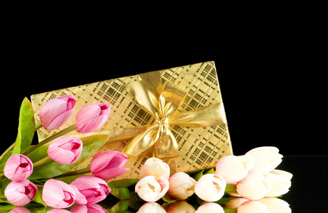 庆祝概念礼品盒和郁金香的花朵