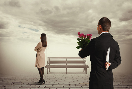 个 男子手持鲜花和背后的刀 相似素材图片