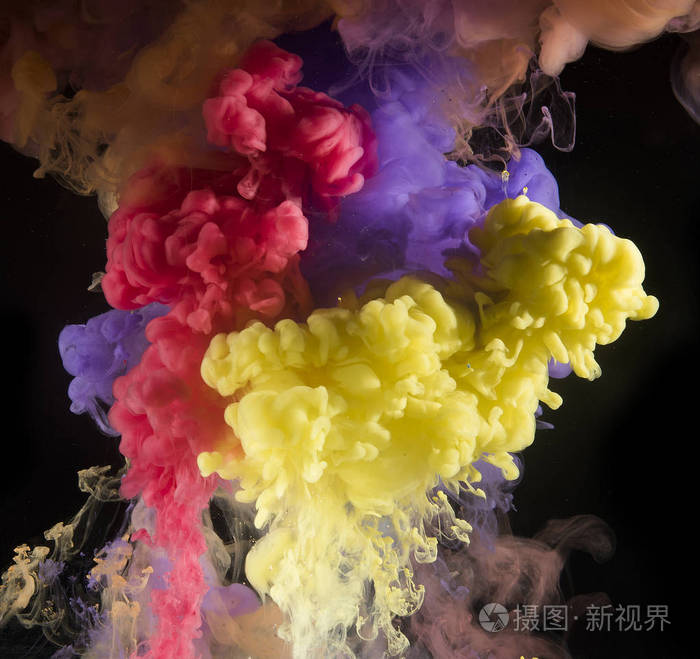 五颜六色的彩虹颜料从上面的水中混合而出水下旋转墨水