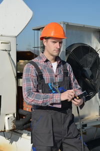 年轻修理工修理空调系统