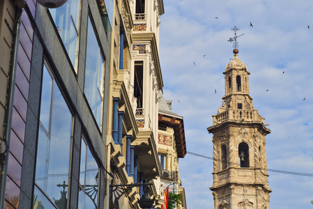 圣卡特琳娜塔和建筑物在街道上的和平。瓦伦西亚。西班牙