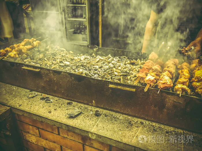 腌羊肉串准备在烧烤炉上木炭。烤肉羊肉串烤肉串在 Goergia 流行。格鲁吉亚的传统菜肴