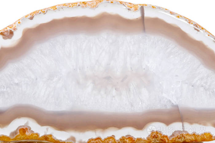宏观矿物橙色玛瑙在白色背景接近的水晶