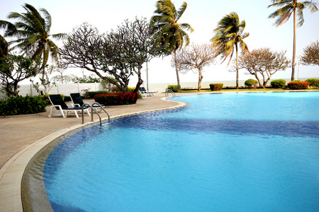 圆形的游泳池图片