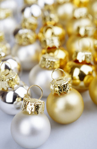 银色和金黄圣诞树球在银色背景下